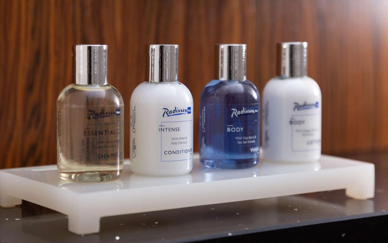 Radisson Blu Aurum Hotel, براشوف المظهر الخارجي الصورة Shower gel, shampoo, conditioner and body wash