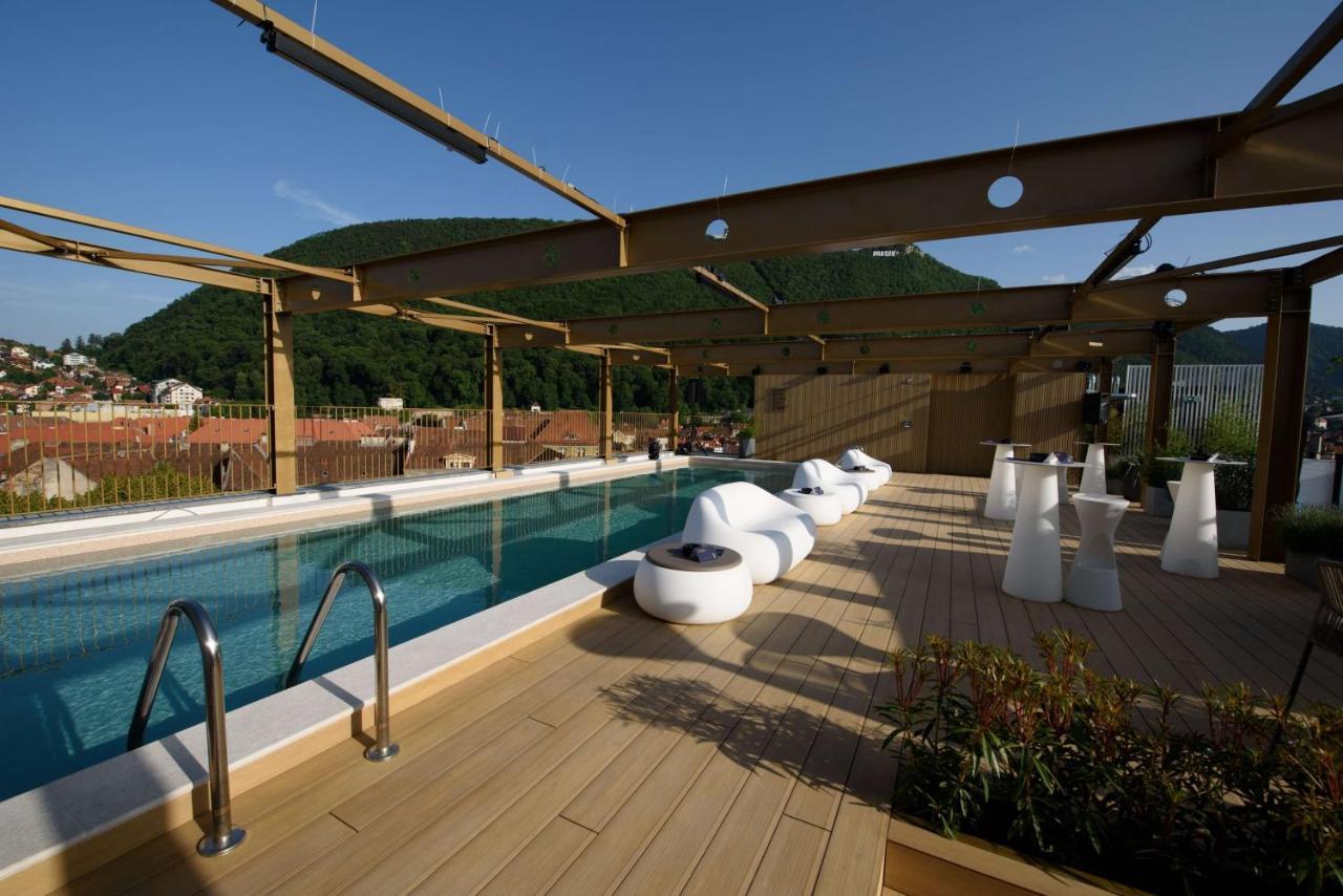 Radisson Blu Aurum Hotel, براشوف المظهر الخارجي الصورة The rooftop pool at the Hotel