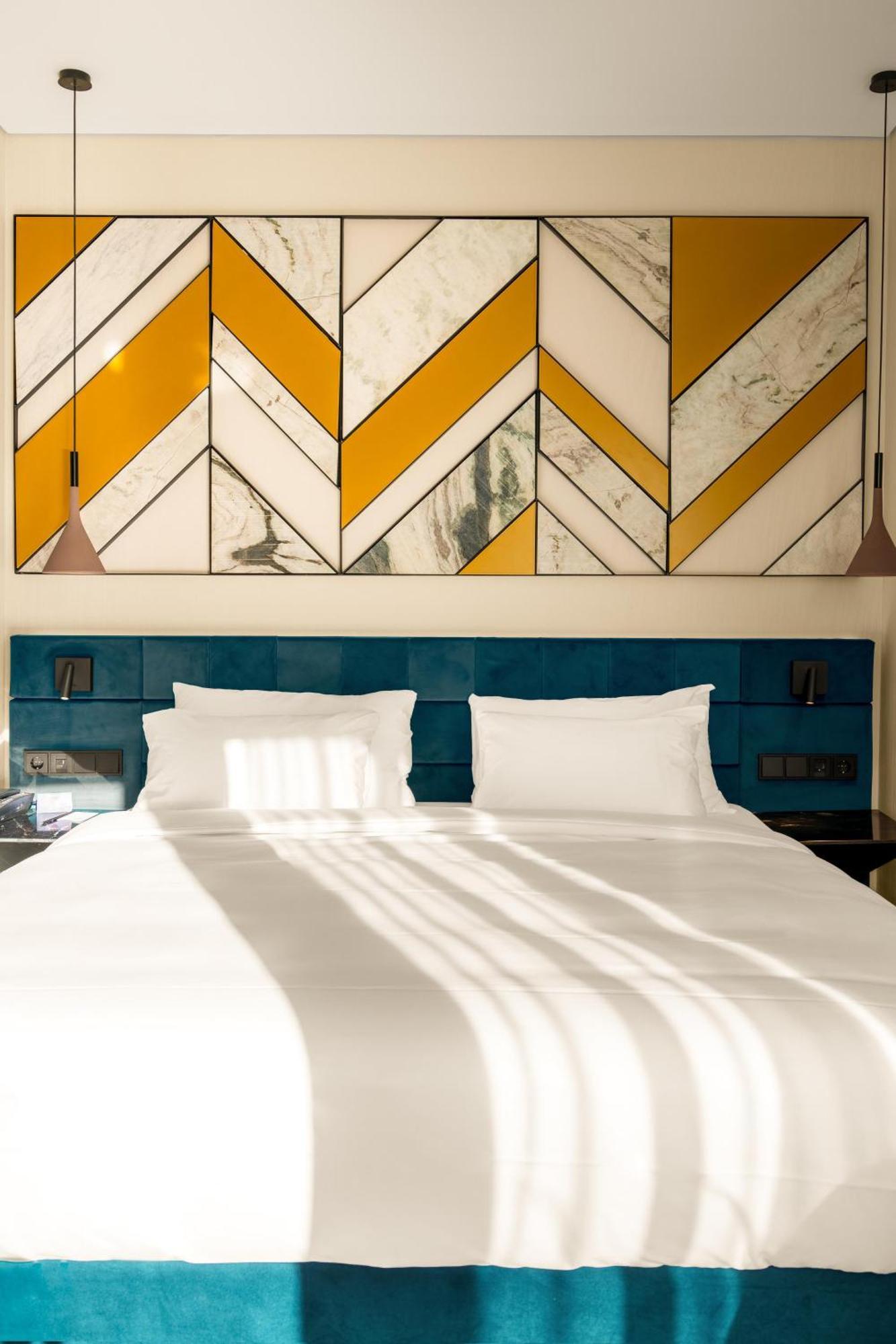 Radisson Blu Aurum Hotel, براشوف المظهر الخارجي الصورة A bed with two pillows