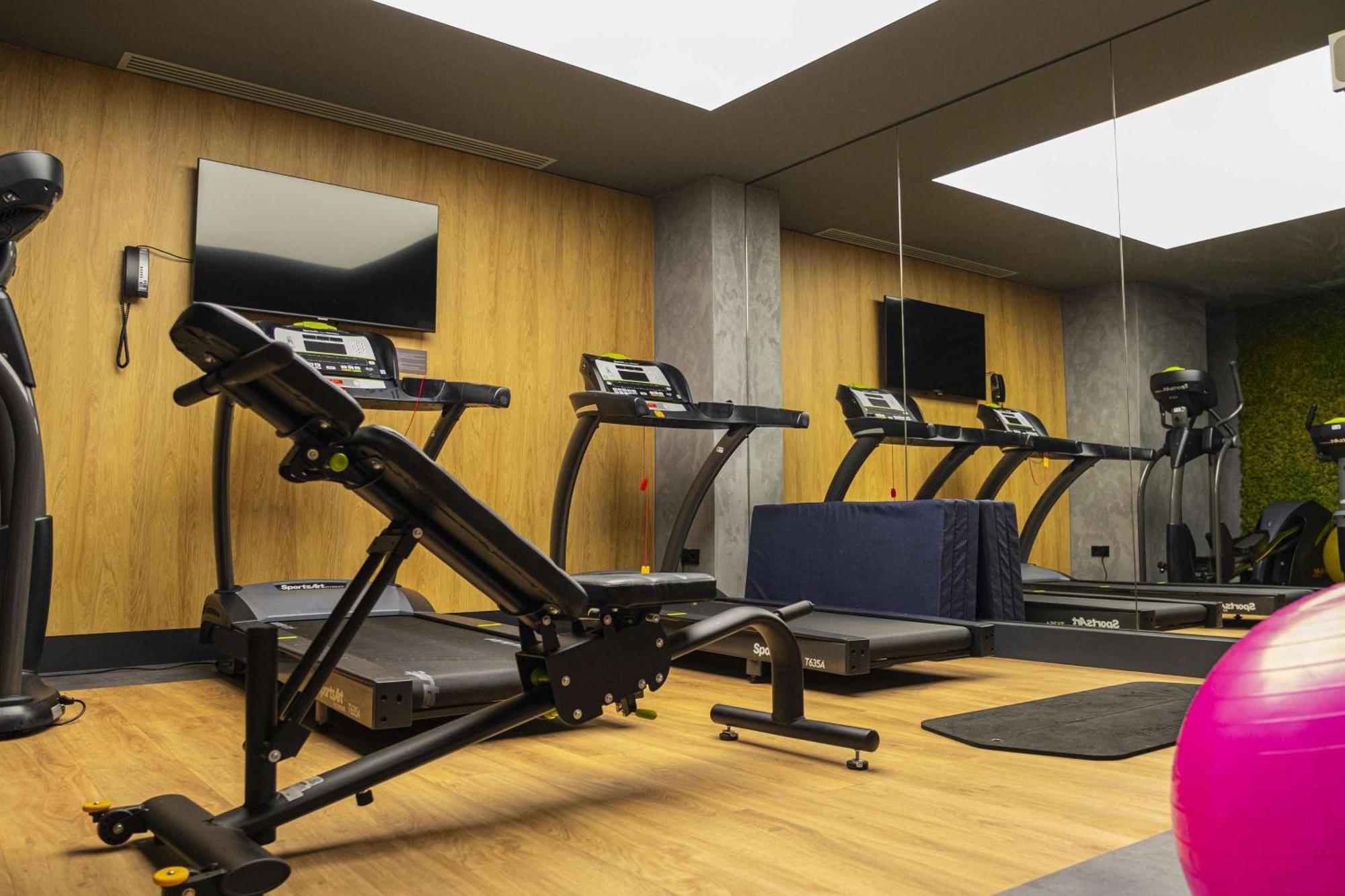 Radisson Blu Aurum Hotel, براشوف المظهر الخارجي الصورة The gym at the hotel