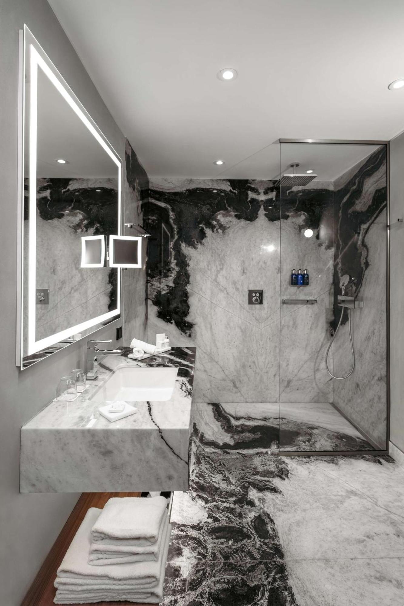 Radisson Blu Aurum Hotel, براشوف المظهر الخارجي الصورة A shower with a glass door