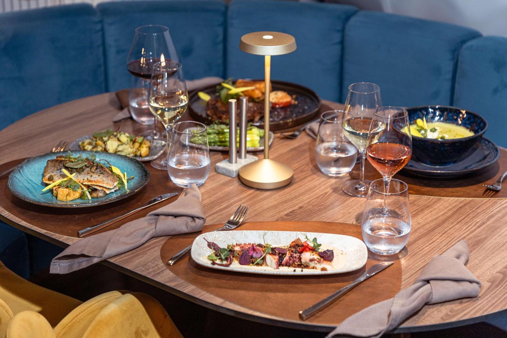 Radisson Blu Aurum Hotel, براشوف المظهر الخارجي الصورة A table at the restaurant