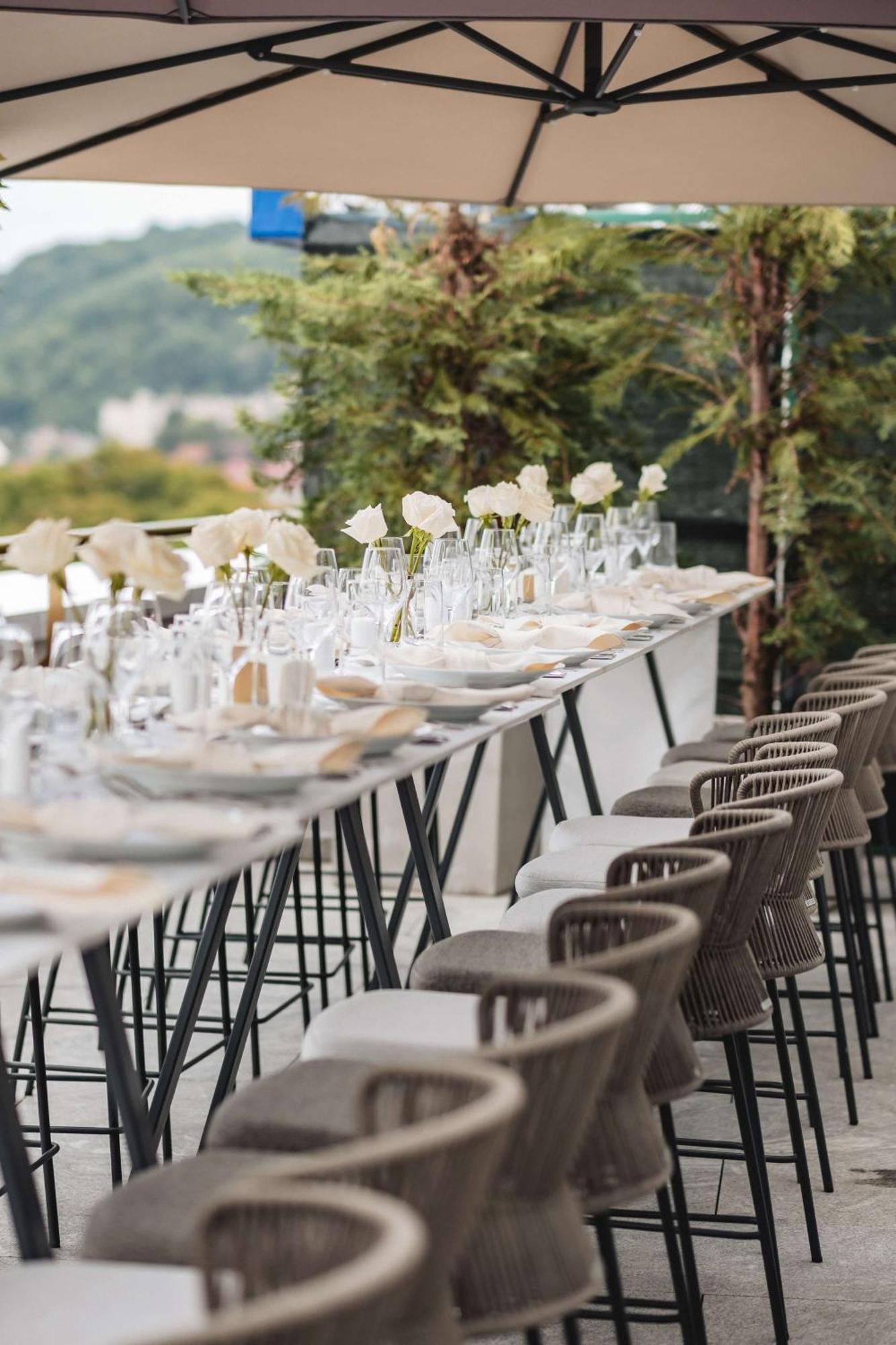 Radisson Blu Aurum Hotel, براشوف المظهر الخارجي الصورة The Terrace at the InterContinental Vienna